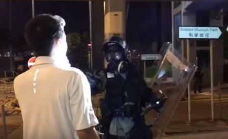许智峰11月17日晚在理工大学一带阻挠警方。（视频截图）