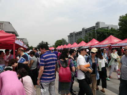 北京大学招生交流会现场，不少家长在咨询。澎湃新闻记者 廖瑾 图