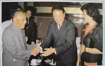 邓小平（左一）和郭鹤年。