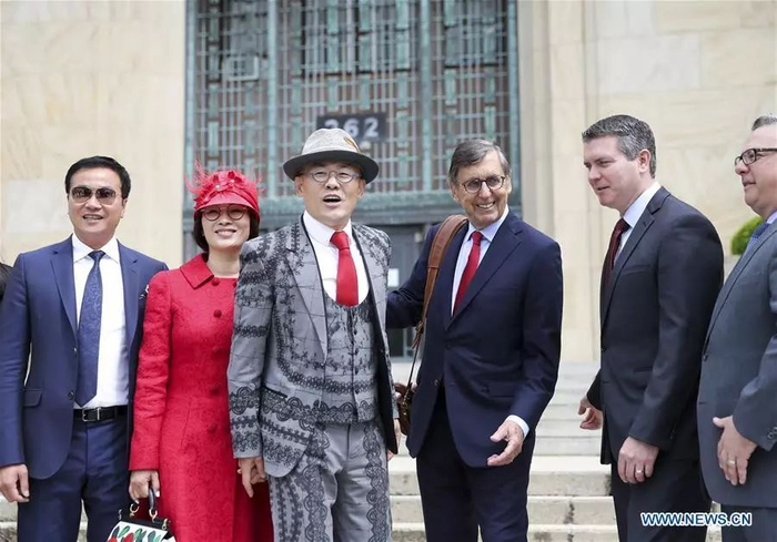  ▲周立波胜诉后在法庭外和律师合影 图据新华网