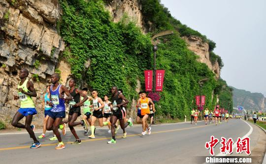 中外选手奔跑在野三坡百里峡大道上。　赵庆斌 摄