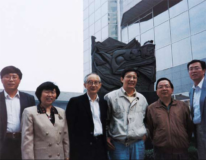 　　图为“整体改革派”的主要代表人物。右起分别为：周小川（原中国人民银行行长），李剑阁（中国国际金融公司董事长、原国务院发展研究中心副主任），楼继伟（原财政部部长、原国务院发展研究中心副主任），吴敬琏（著名经济学家、国务院发展研究中心研究员），吴晓灵（中国人民银行原副行长、国家外管局原局长），郭树清（现任中国银行保险监督管理委员会主席、党委书记，中国人民银行党委书记、副行长）