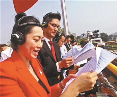  央广主持人林溪（左）与子文站立播音