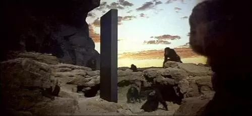 ▲《2001太空漫游》中的黑色方碑