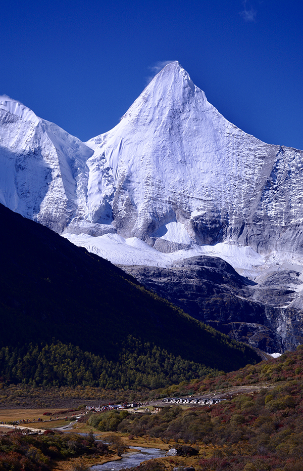 稻城亚丁景区植被完好，氧含量相对充足。本文图片均为澎湃新闻记者 胥辉 图