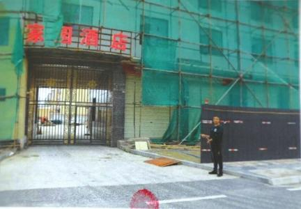 “不怕阎王的人”罗登指认犯罪现场。