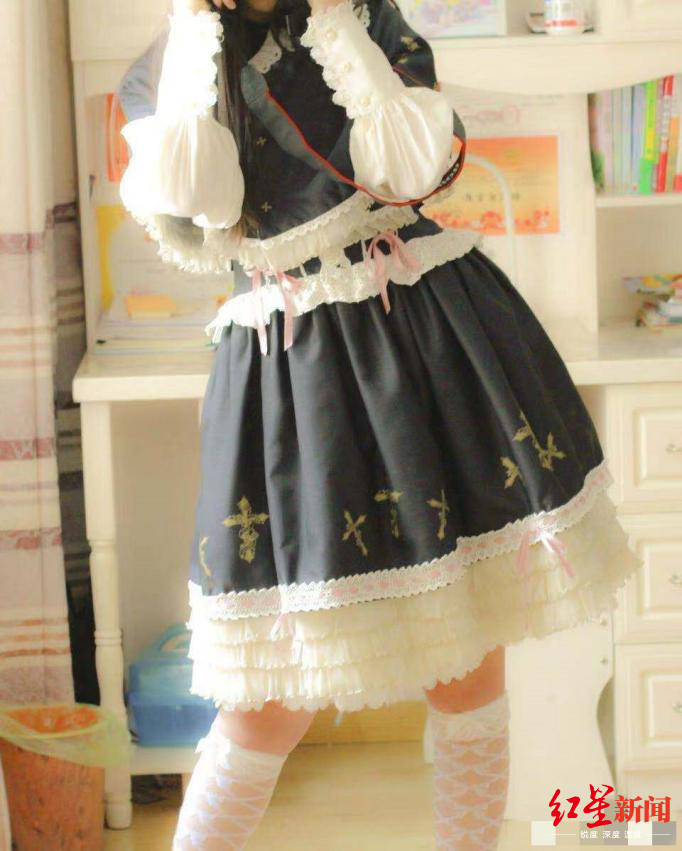  ↑&nbsp;饺紫抢猫穿着热门款Lo裙“中村十字”