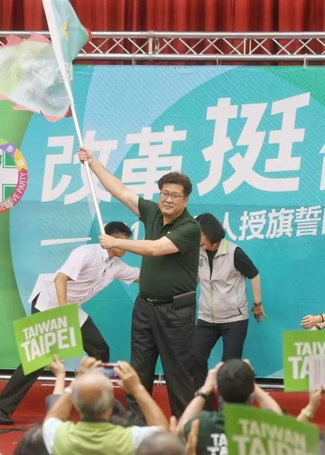 随员赶紧向前把蔡英文扶起。