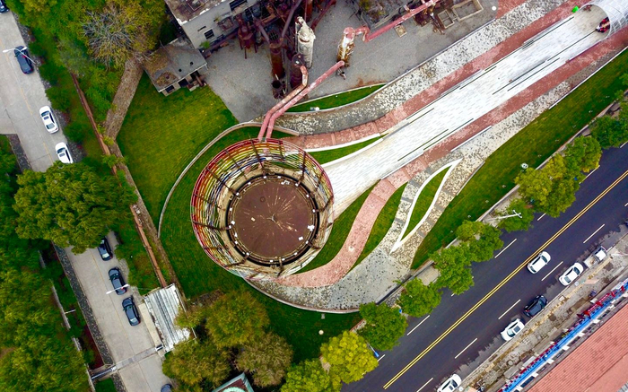 化肥厂彩虹塔成为河西村地标。王龙卿 摄