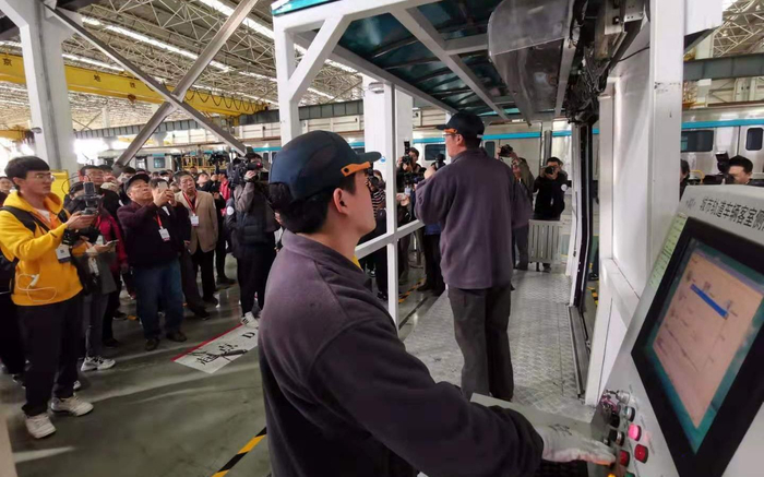 检修人员展示车门防夹工作原理。新京报记者 裴剑飞 摄