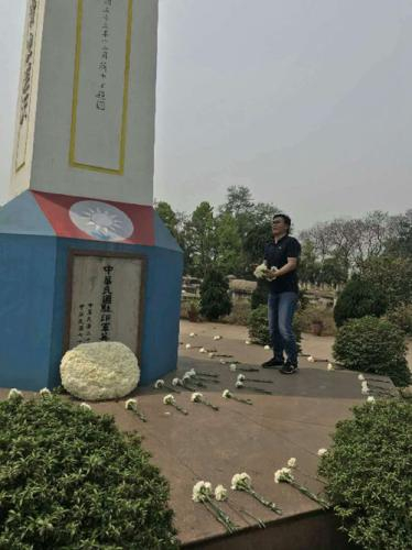 扫墓现场。图片来源：中国驻加尔各答总领馆网站