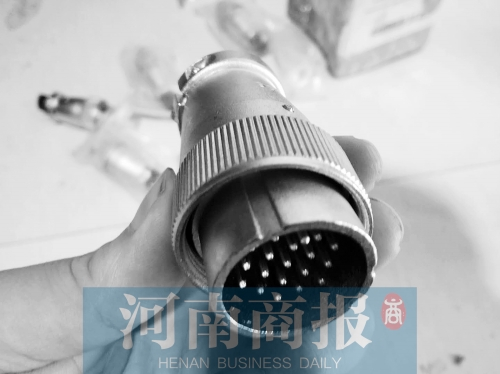范女士父亲收到的包裹里没见到手机，却见到5个“铁疙瘩”。