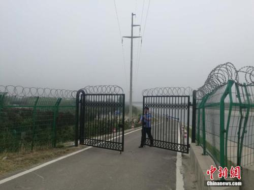 资料图：在“空姐遇害案”调查期间，警方在刘振华跳水地方展开搜索、打捞。刘鹏 摄