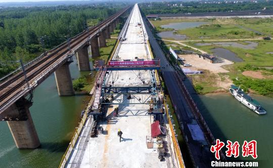 　　5月16日，由昌九城际铁路公司建设、中铁十六局施工的昌赣高铁泰和赣江特大桥顺利合龙。　刘占昆 摄