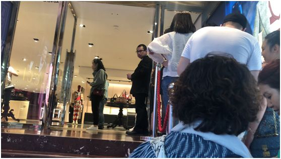 （尖沙咀海港城GUCCI门店排起的长龙 罗曼/摄，拍摄时间：2019年5月份）