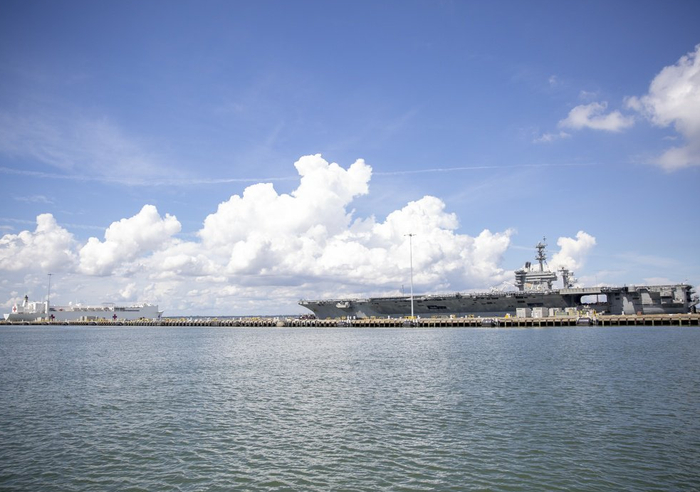  林肯号航母正在起航 图源：美国热心网友