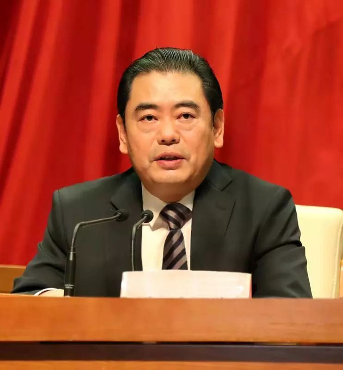 新当选的市政协十五届委员会主席王安顺作闭幕讲话。