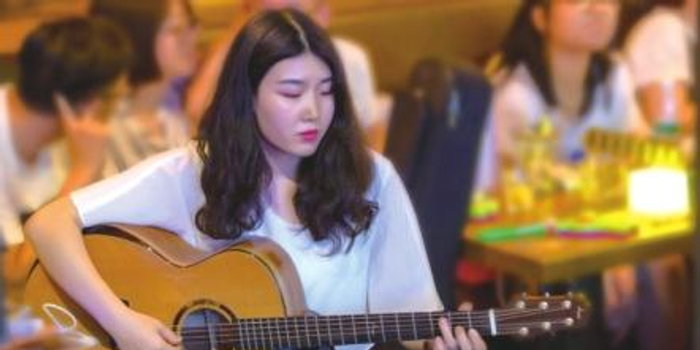 8国语言轮番弹唱 这个成都女孩不简单