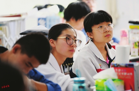 课堂上，学生们格外认真地听讲。