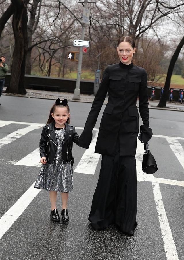 纽约时装周可可-罗恰 黑色长裙美艳吸睛