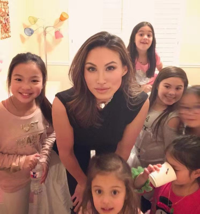 ▲米娜·张参加慈善活动，很可能存在造假成分。