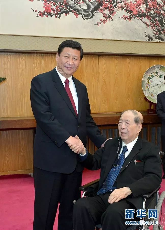 资料图：2013年2月6日，中共中央领导人在北京中南海同党外人士共迎新春。习近平同志与孙孚凌同志在一起。