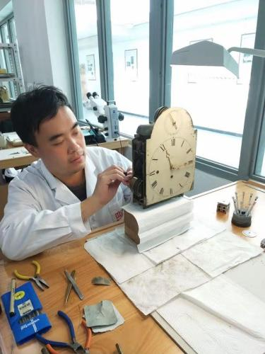 故宫古钟表修复师杨晓晨。来源：受访者供图