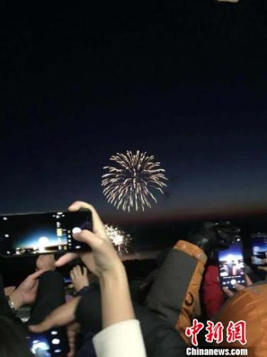 6时许，天色微亮，中国珲春、俄罗斯哈桑、朝鲜豆满江三地烟花同步绽放。　张瑶 摄