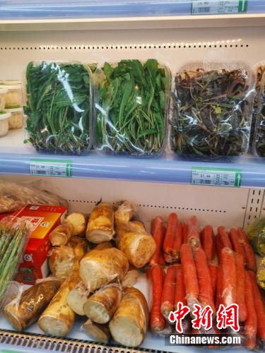  图为超市卖的野菜。 谢艺观 摄