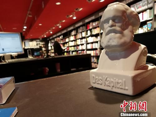 　　2018年5月5日是马克思诞辰200周年纪念日，中新社记者近日在德国柏林观察到，“马克思热”正在这位伟人的故乡升温。图为5月2日，柏林最大的杜斯曼书城哲学区收银台摆上了写有德文“资本论”字样的马克思头像。中新社记者 彭大伟 摄