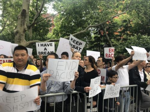 大批华人家长在市政厅外抗议，反对废除SHSAT。（图片来源：美国《世界日报》记者 陈小宁 摄）