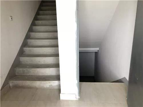  家人走楼梯将顾老太的棺木抬下楼