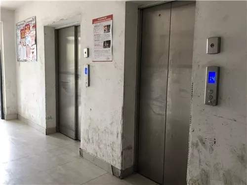  每幢楼配有一个货梯和一个客梯