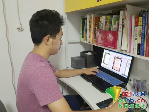  杜毅在设计“高数杀武将牌”纸牌游戏。本人供图