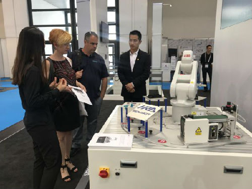 HRG工作人员介绍工业机器人技能考核实训台。HRG自主研发的工业机器人技能考核实训台能够适配ABB、FANUC、ESTUN、KUKA国际主流品牌机械臂，可按照标准化工业应用模块进行示范教学，精准而广泛地推广主流品牌机械臂的技术要点和操作方式。（企业供图）