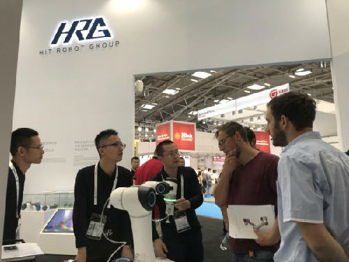 HRG工作人员介绍轻型协作机器人（T5）。该产品拥有四关节、六自由度，具备模块化安装拆卸功能，可安置于工作台或移动机器人的底盘上，支持人机协作，运行安全、节省空间、操作灵活。面向3C、机械加工、食药、汽配等行业的中小制造企业，适配多品种、小批量的柔性化生产线，能够完成搬运、分拣、涂胶、包装、质检等工序。（企业供图）