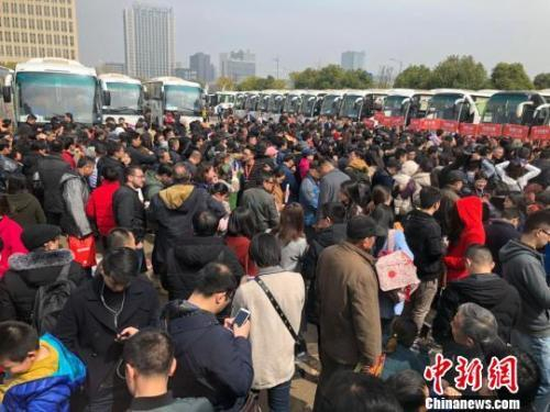 资料图：69辆“春季看房团”大巴载着南京及周边城市3300多人分线路开赴64家楼盘。 朱晓颖 摄