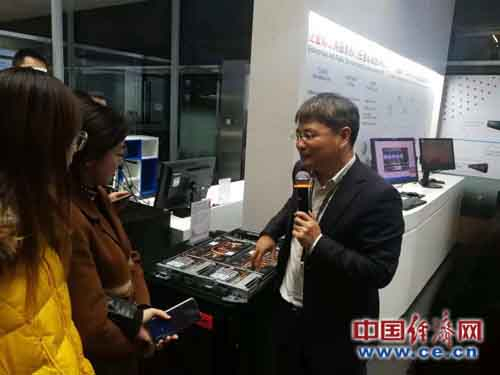 联想专业人士在为记者讲解专利应用。经济日报-中国经济网记者苏兰/摄