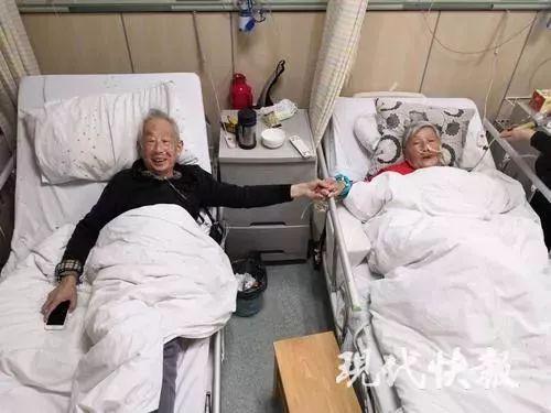 病房里,爷爷牵着奶奶的手