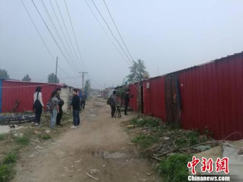 资料图：图为事发后，位于郑州港区崔庄的刘某华家门前聚集了陆续赶来的媒体记者。　刘鹏 摄