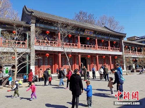  红楼文化艺术博物馆内的广场成了孩子们的“游乐场”。中新网记者 宋宇晟 摄