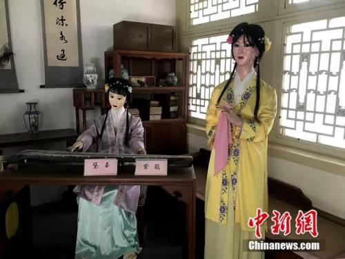 资料图：北京大观园中抚琴的黛玉和紫鹃。中新网记者 王珊珊 摄