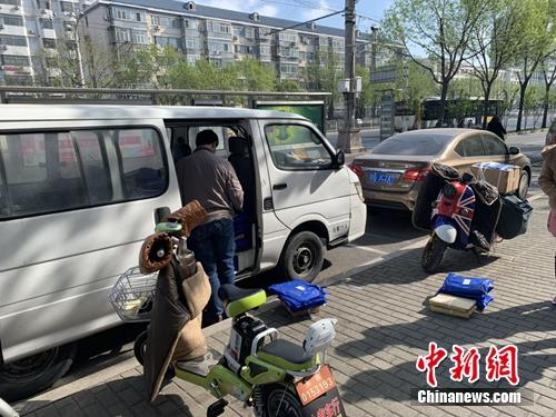  正在忙碌的快递小哥。中新网 吴涛 摄