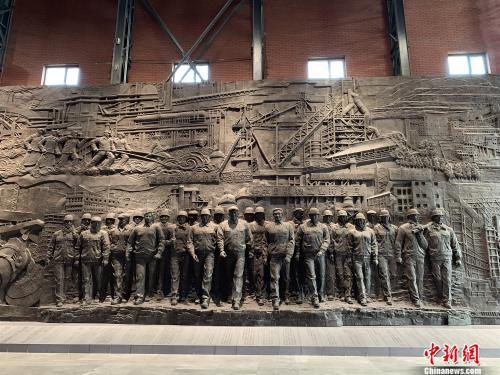 “钢铁之魂”浮雕。刘丹忆 摄