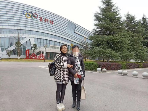  戴晓冬老师（左）抱病在外参加教研活动时与同事合影