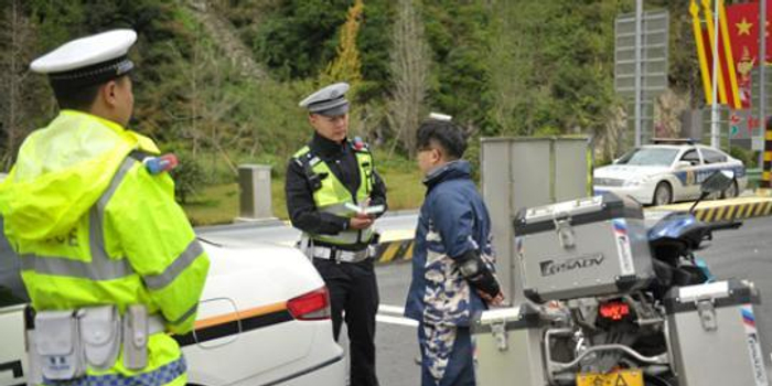 四川多辆摩托车违法闯入高速公路交警依法严查