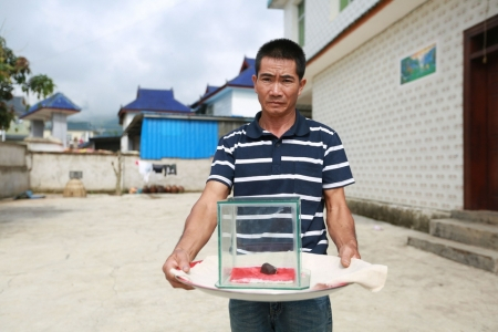 一块84克的陨石砸中村民岩香开的家，他要价20万元。