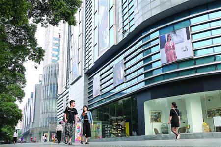 　主打“城市奥特莱斯”的悠迈广场　本版图片/晨报记者　任国强