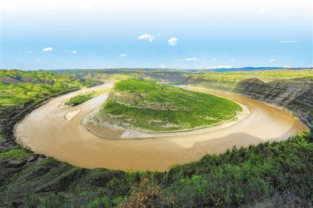 位于陕西省延川县与山西省永和县交界的晋陕大峡谷内的黄河乾坤湾  记者 郁婕