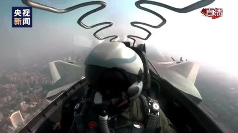 10月1日，歼-20参加阅兵式。（图源：央视网）